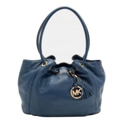 Fourre-tout à pompon en cuir bleu de MICHAEL Michael Kors