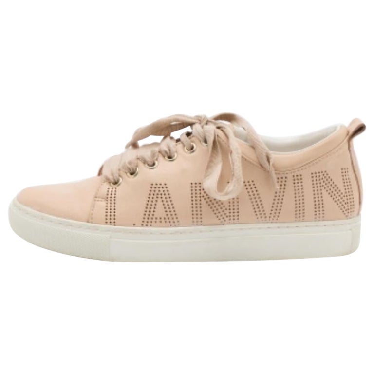 Baskets basses Lanvin en cuir beige perforé avec logo, taille 37 en vente