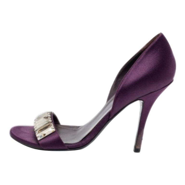 Gucci Sandalias D'orsay de satén púrpura con adornos de cristal talla 37.5