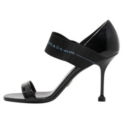 Prada Sandali con cinturino elastico alla caviglia in pelle nera e logo misura 39