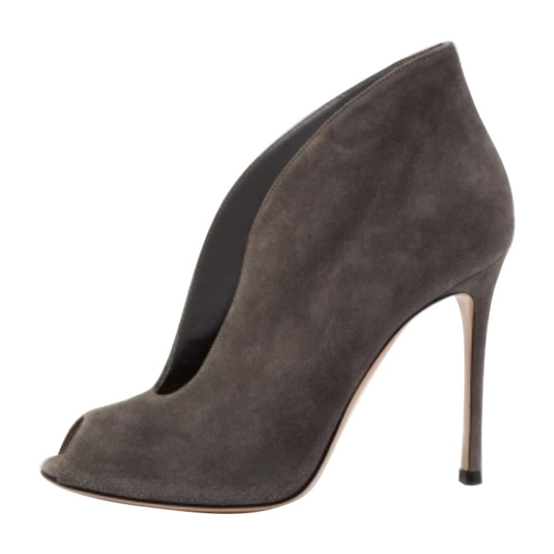 Gianvito Rossi Grey Suede Vamp Peep Toe Booties Size 39.5 For Sale