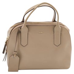 Cartera DKNY de piel beige con forma de cúpula
