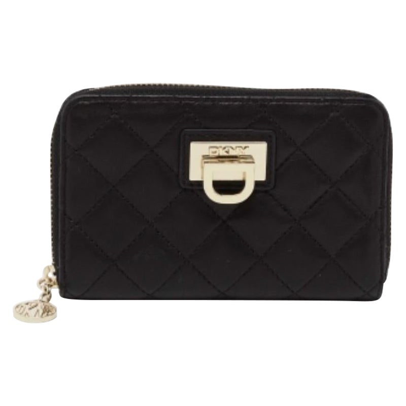 Portefeuille zippé en cuir matelassé noir de DKNY
