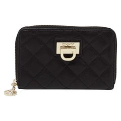 Portefeuille zippé en cuir matelassé noir de DKNY