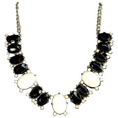 Collier à cabochons noirs et blancs d'Elsa Schiaparelli, années 1950