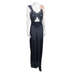 Un audace abito in chiffon e pizzo con sottoveste deco