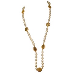 Chanel - Collier de pièces de monnaie et de perles de fantaisie en or