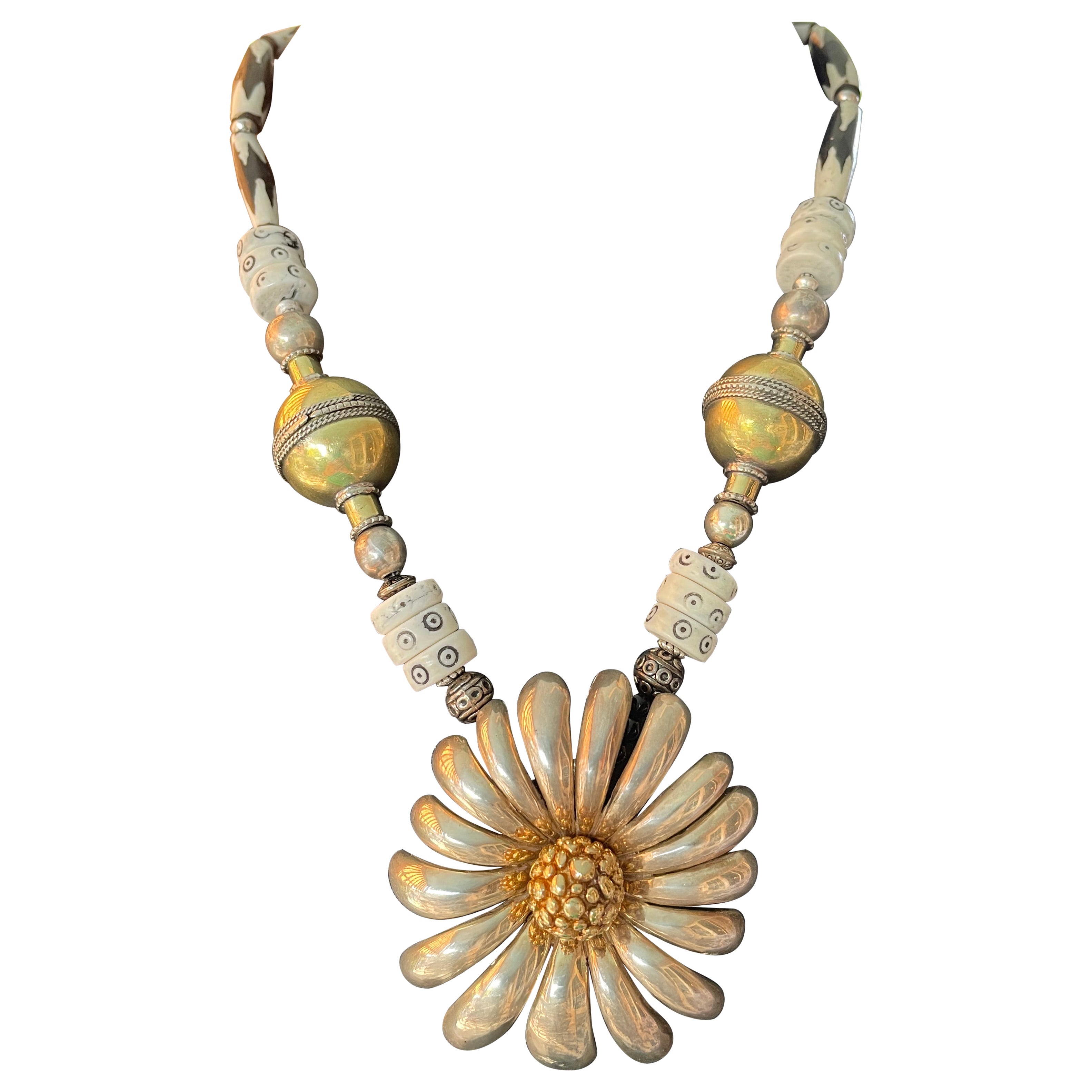 LB offre spilla floreale in argento Collana di perline in ceramica africana con osso tibetano in vendita