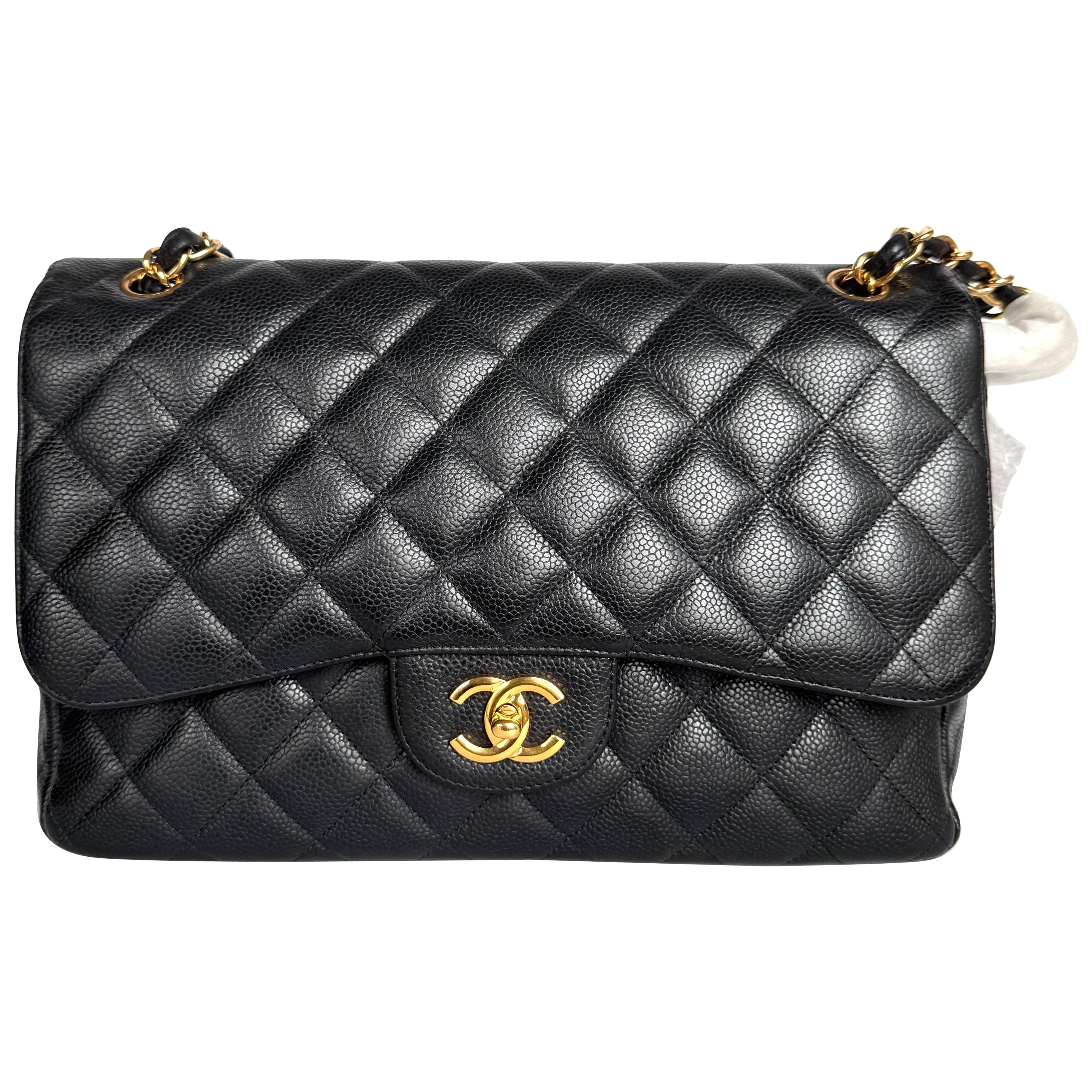 Chanel Classic Leather Jumbo Piel de Caviar Negra Doble Solapa Herrajes Dorados 2011-20 en venta