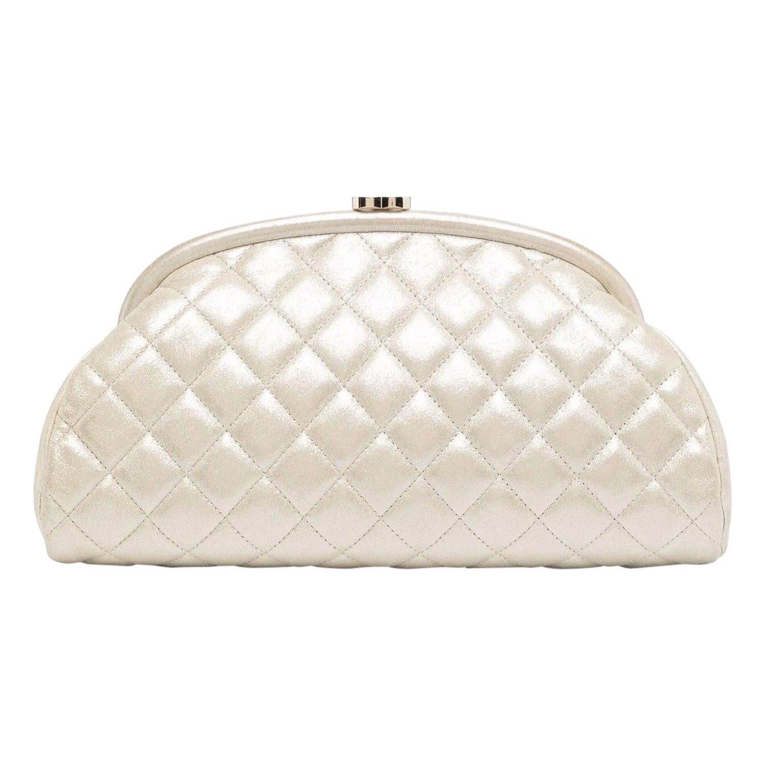 Chanel Champagner Zeitlose Clutch im Angebot