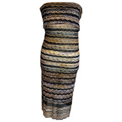 Abito midi Missoni nei toni del nero e del giallo.