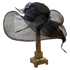 Suzanne Couture Millinery Sehr durchsichtige schwarze Stroh breite Krempe Sonnenhut w Bogen