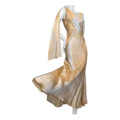 1930 Stupendo abito a tromba in raso avorio tagliato in sbieco con foulard sulla spalla