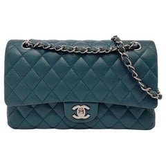 Chanel Classic Flap Medium in pelle di caviale verde acqua con finiture in argento
