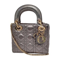 Lady Dior Mini Cannage gris métallisé en peau d'agneau avec des accessoires en or Bracelet en chaîne