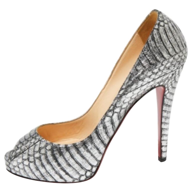 Christian Louboutin Bombas Peep-Toe de piel de serpiente de agua plateada Very Prive Talla 37