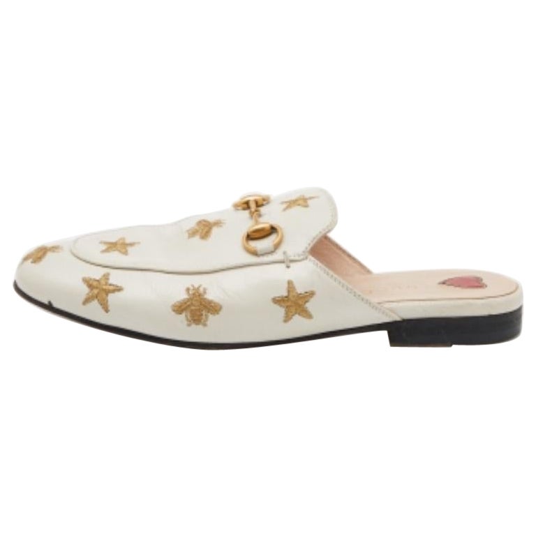 Gucci White Star&Bee Embroidered Leather Princetown Horsebit Flat Mules Size 35 For Sale