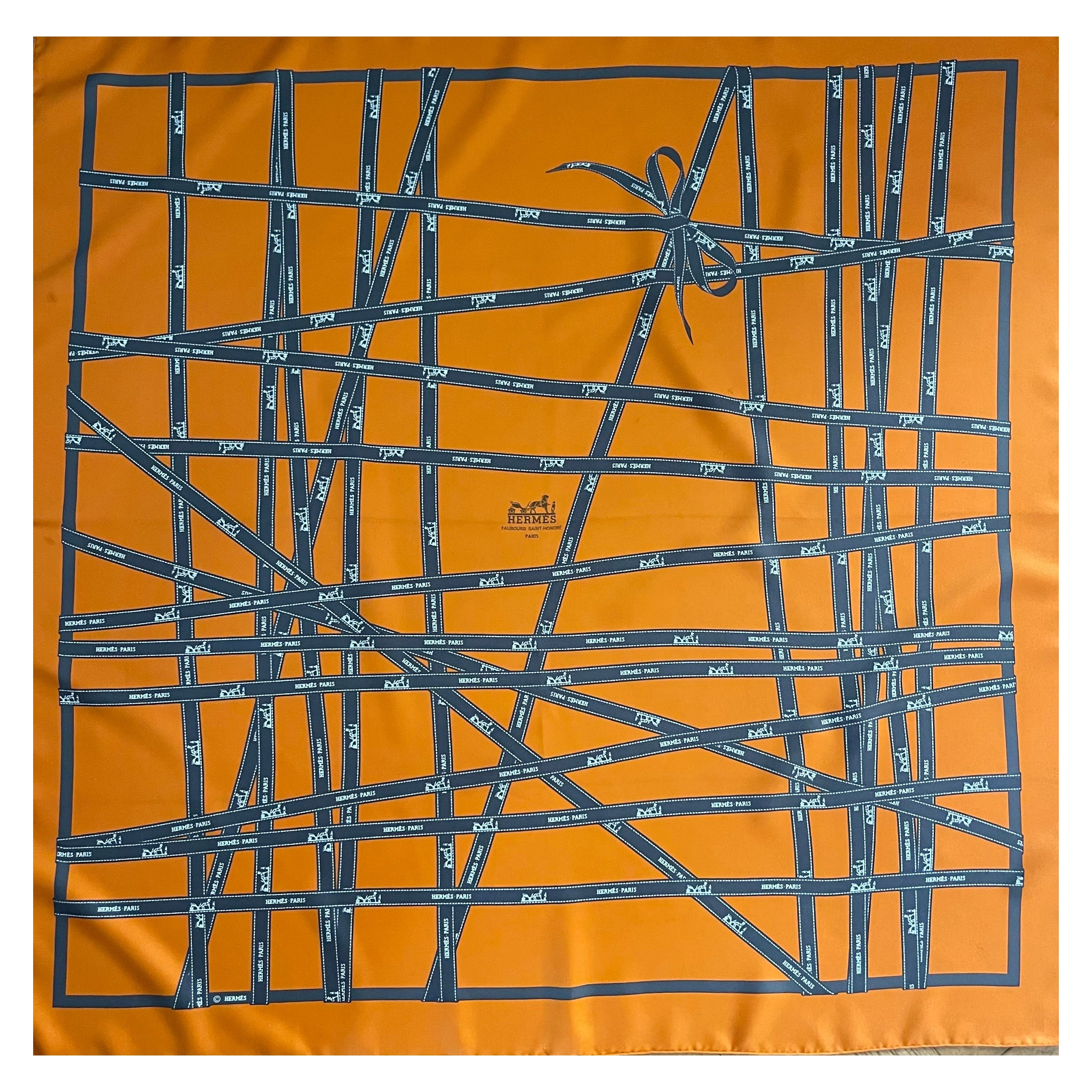 Hermès Seidenschal "Ruban Bolduc" 1983 im Angebot