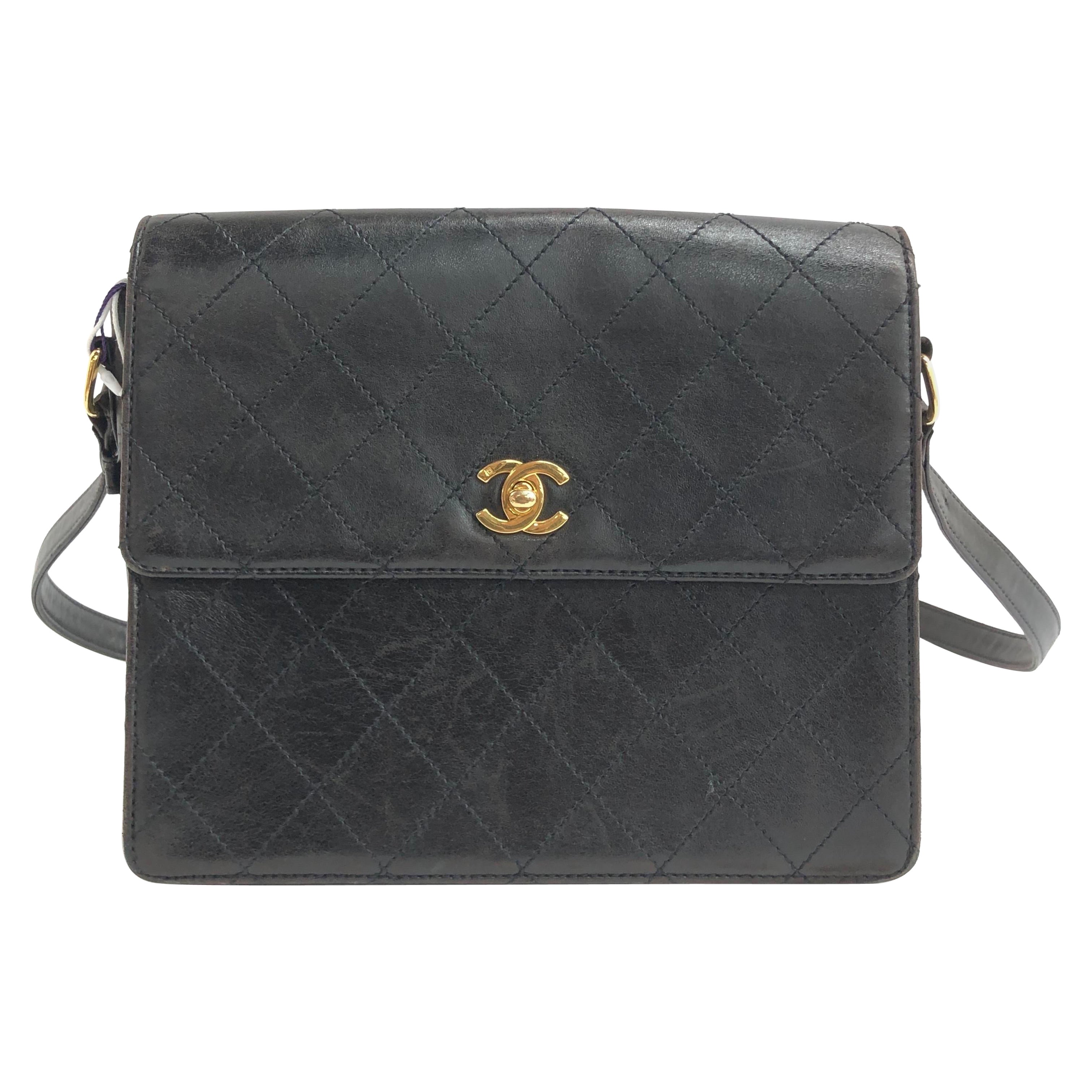 Chanel Bolso con solapa Kelly Piel negra Correa ajustable Herrajes dorados 24k en venta