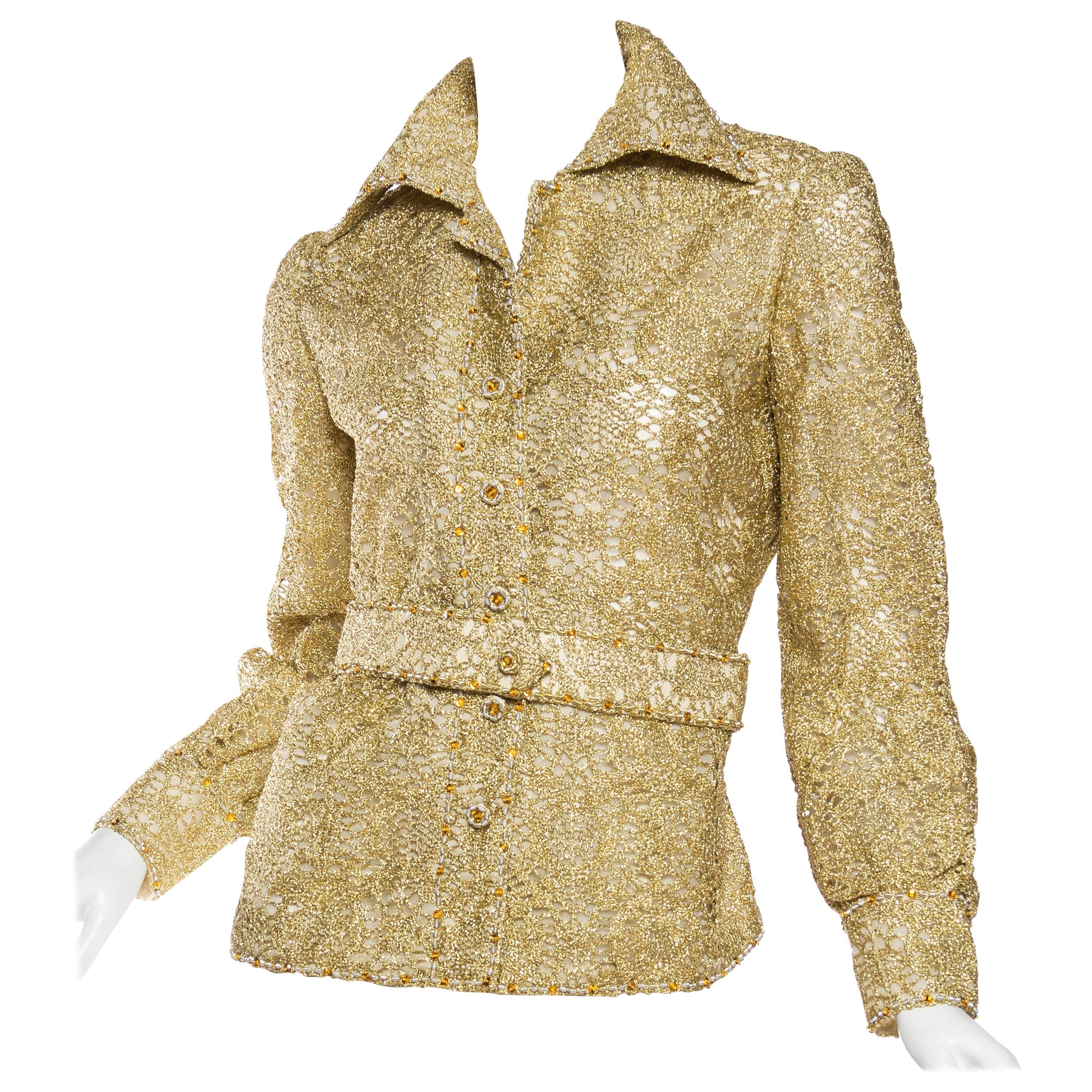 Chemise boutonnée en soie et dentelle de lurex dorée des années 1970 avec ceinture en tissu autoportante de cristaux