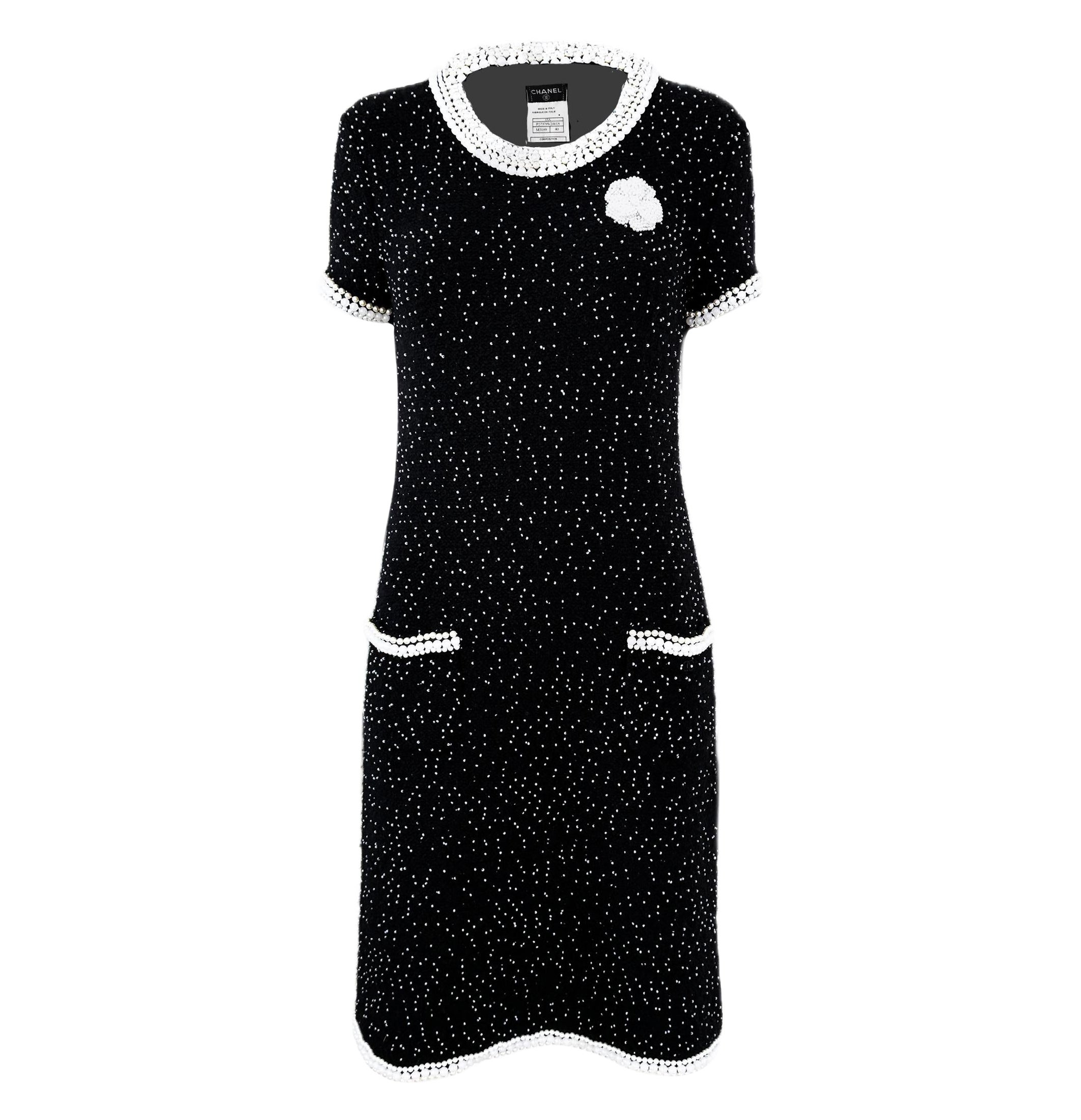 CHANEL Schwarzes Couture Perlenkleid mit Kamelienbrosche 40 FR im Angebot