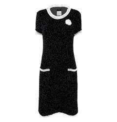 CHANEL Abito nero con perle e spilla a forma di camelia 40 FR