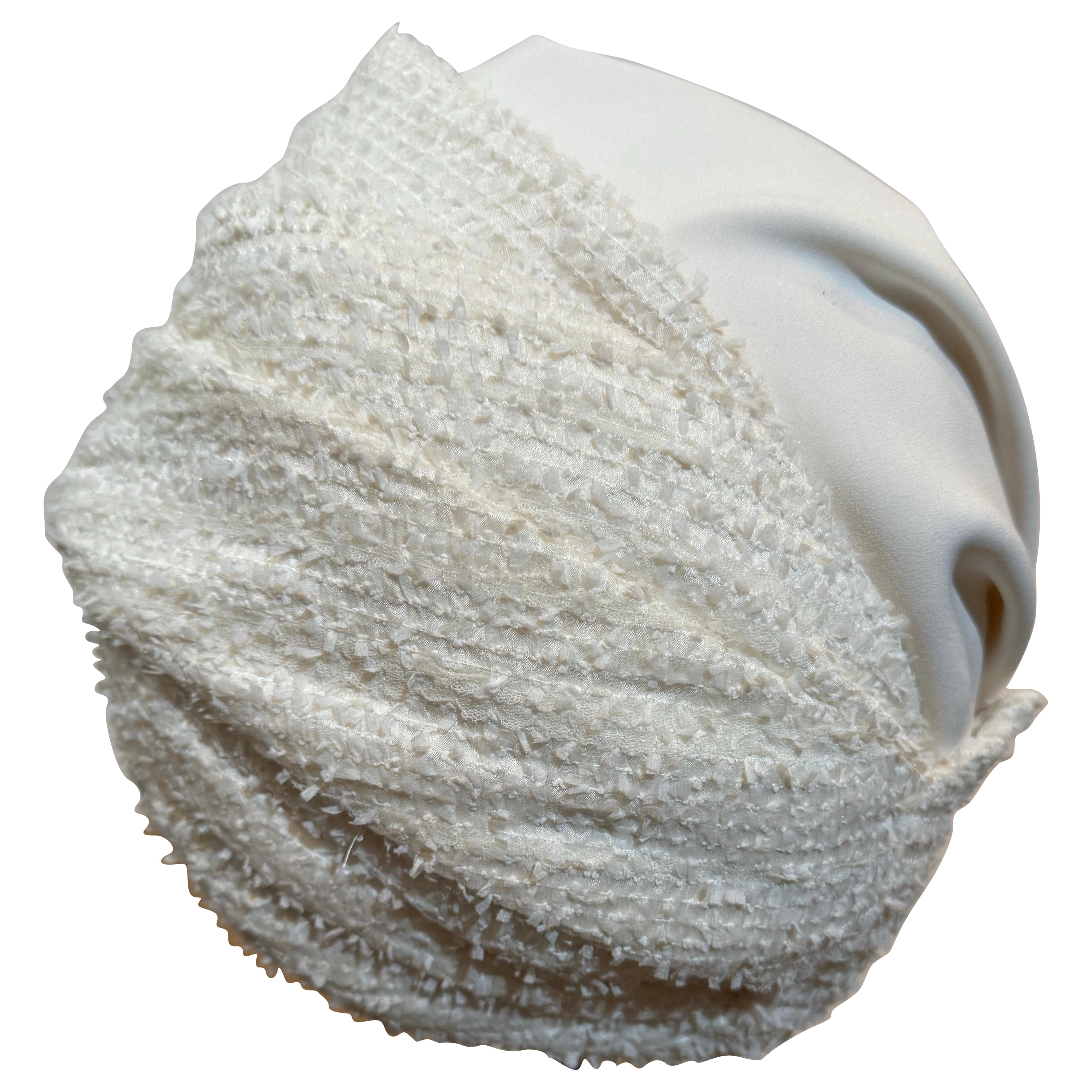 Turbante su misura in tessuto boucle bianco Chanel primavera-estate con crepe di seta bianca in vendita