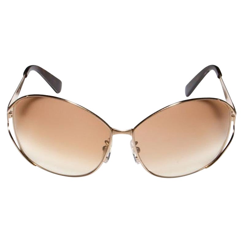 Nuevas gafas de sol de aviador doradas de Fendi con funda