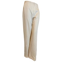Pantalon à jambe évasée en gabardine de laine à rayures crème et noires, fait sur mesure