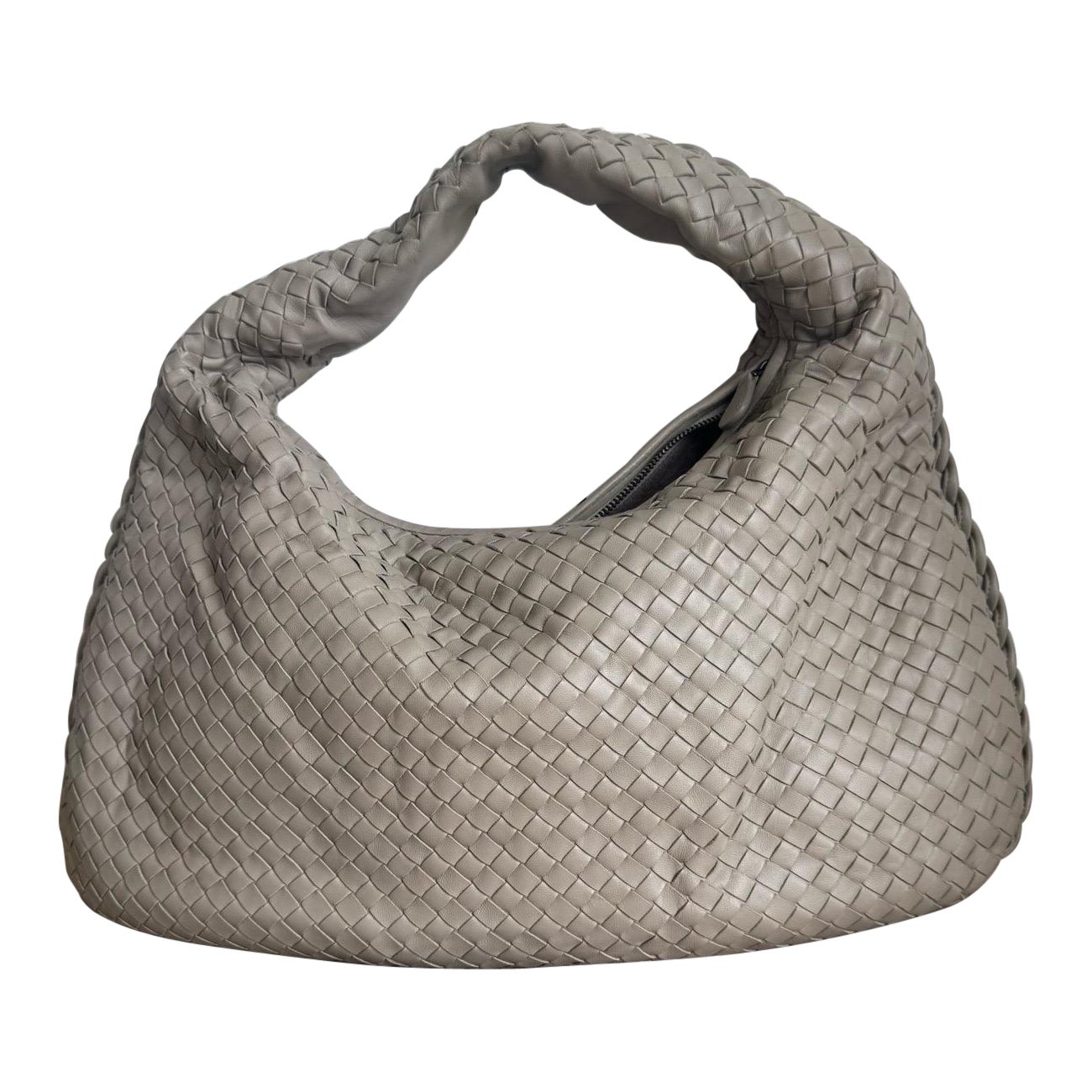 Sac hobo Bottega Veneta en cuir d'agneau gris clair, grand format 47 cm en vente