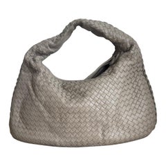 Sac hobo Bottega Veneta en cuir d'agneau gris clair, grand format 47 cm