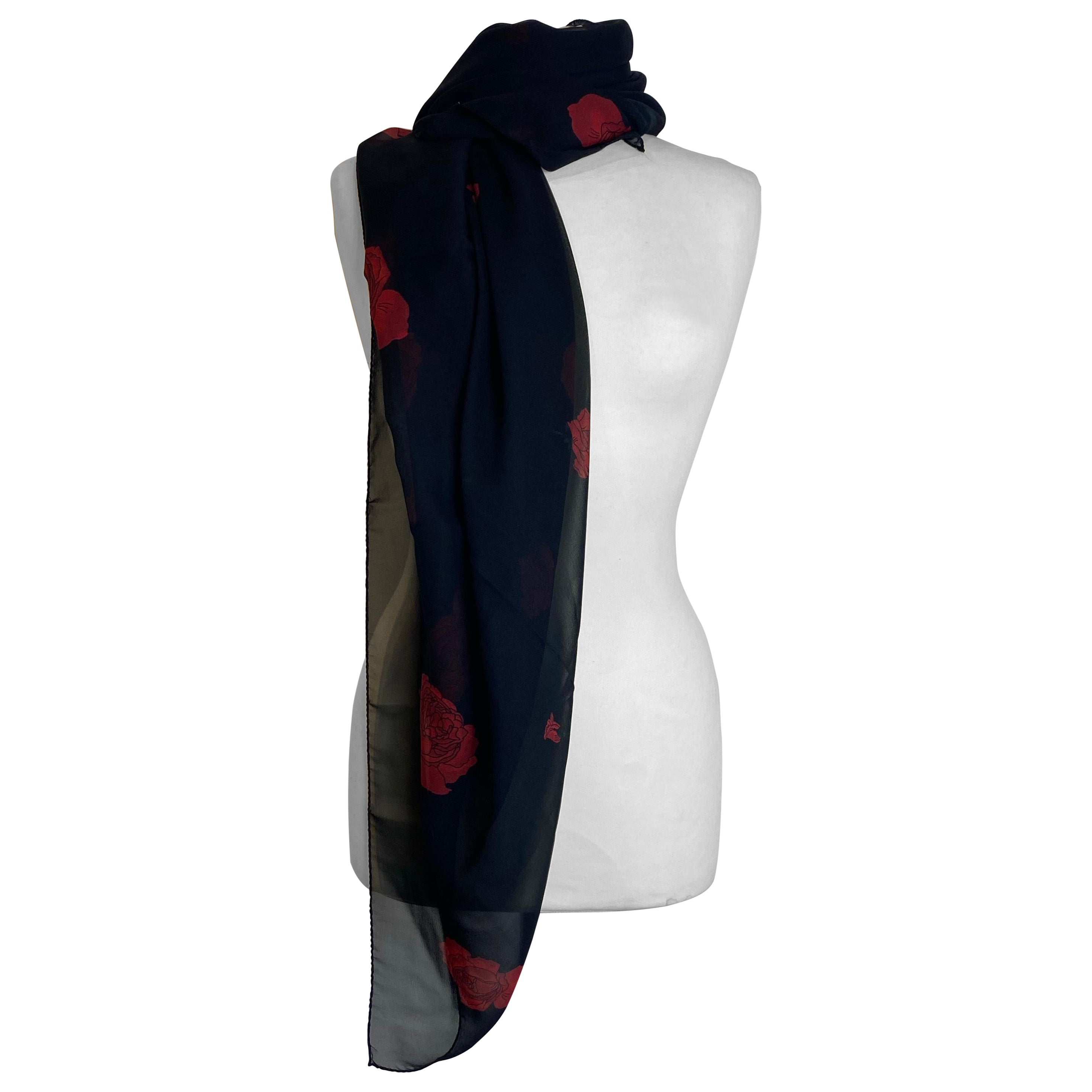 Saint Laurent Pañuelo negro con rosas rojas