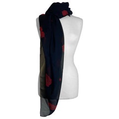 Sciarpa nera con rose rosse di Saint Laurent