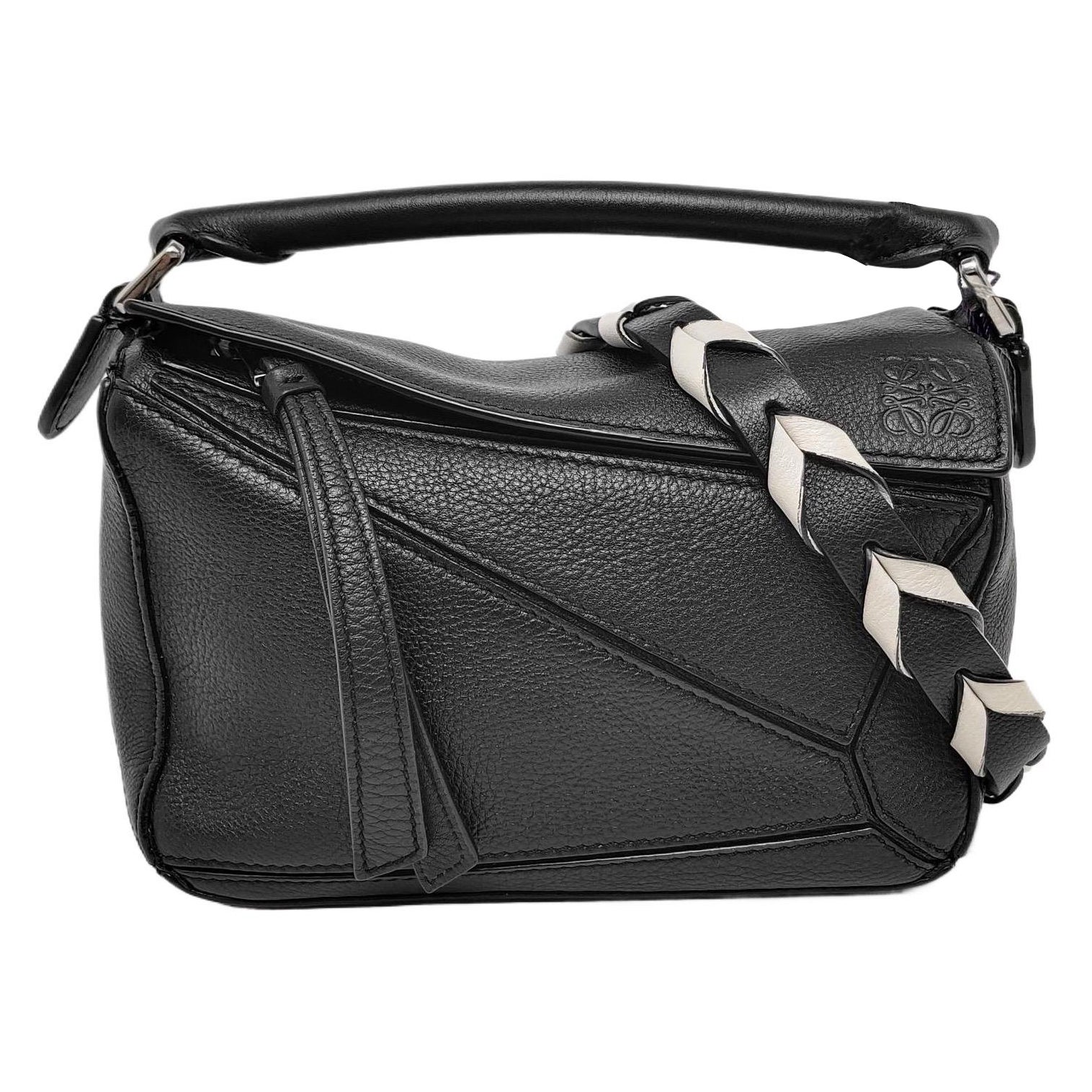 Loewe Puzzle Mini in pelle di vitello nera con cinturino intrecciato