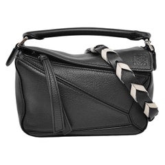 Loewe Puzzle Mini in pelle di vitello nera con cinturino intrecciato