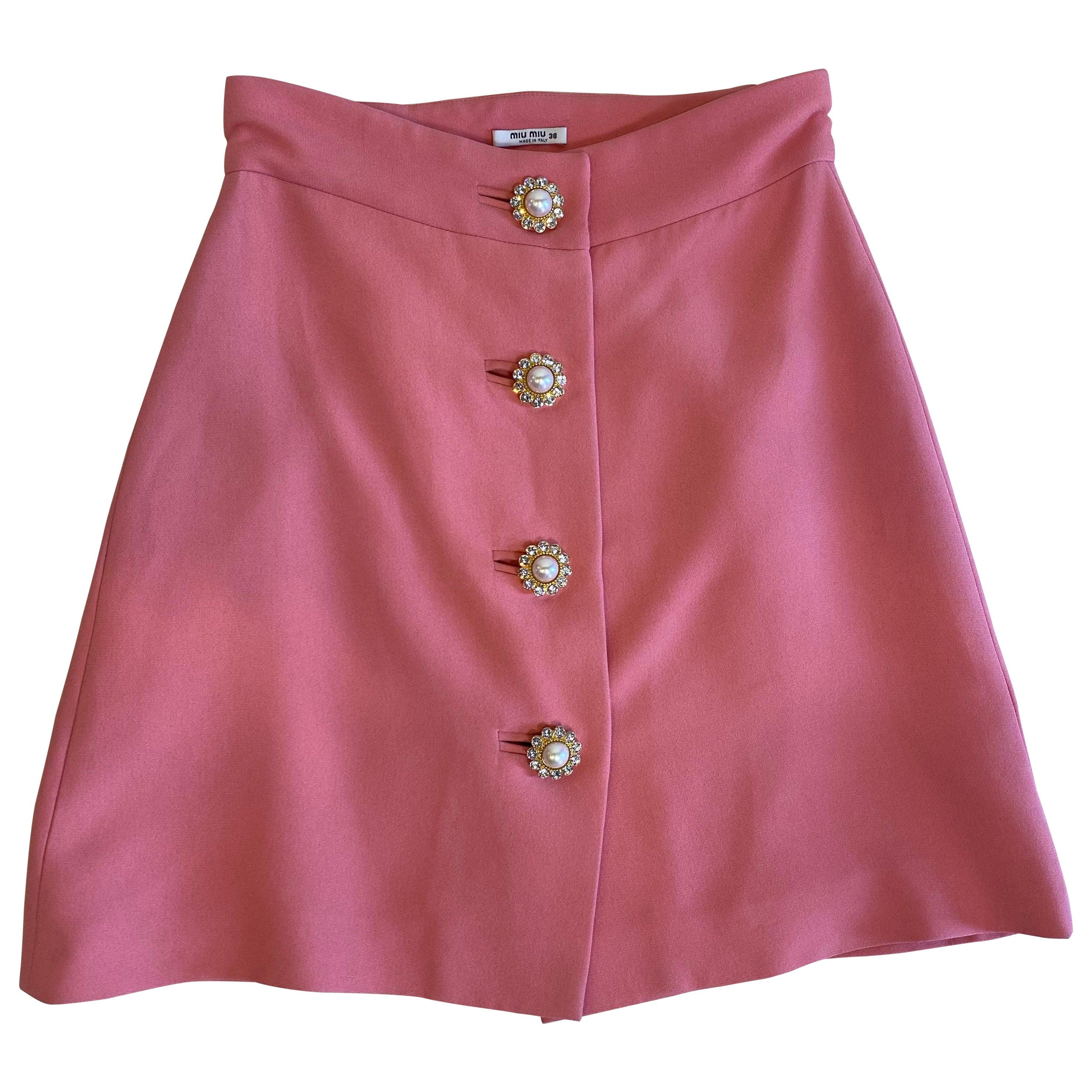 Minijupe rose Miu Miu avec boutons en forme de fleurs. en vente