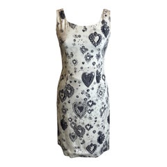 Robe midi blanche avec cœurs noirs Dolce & Gabbana.