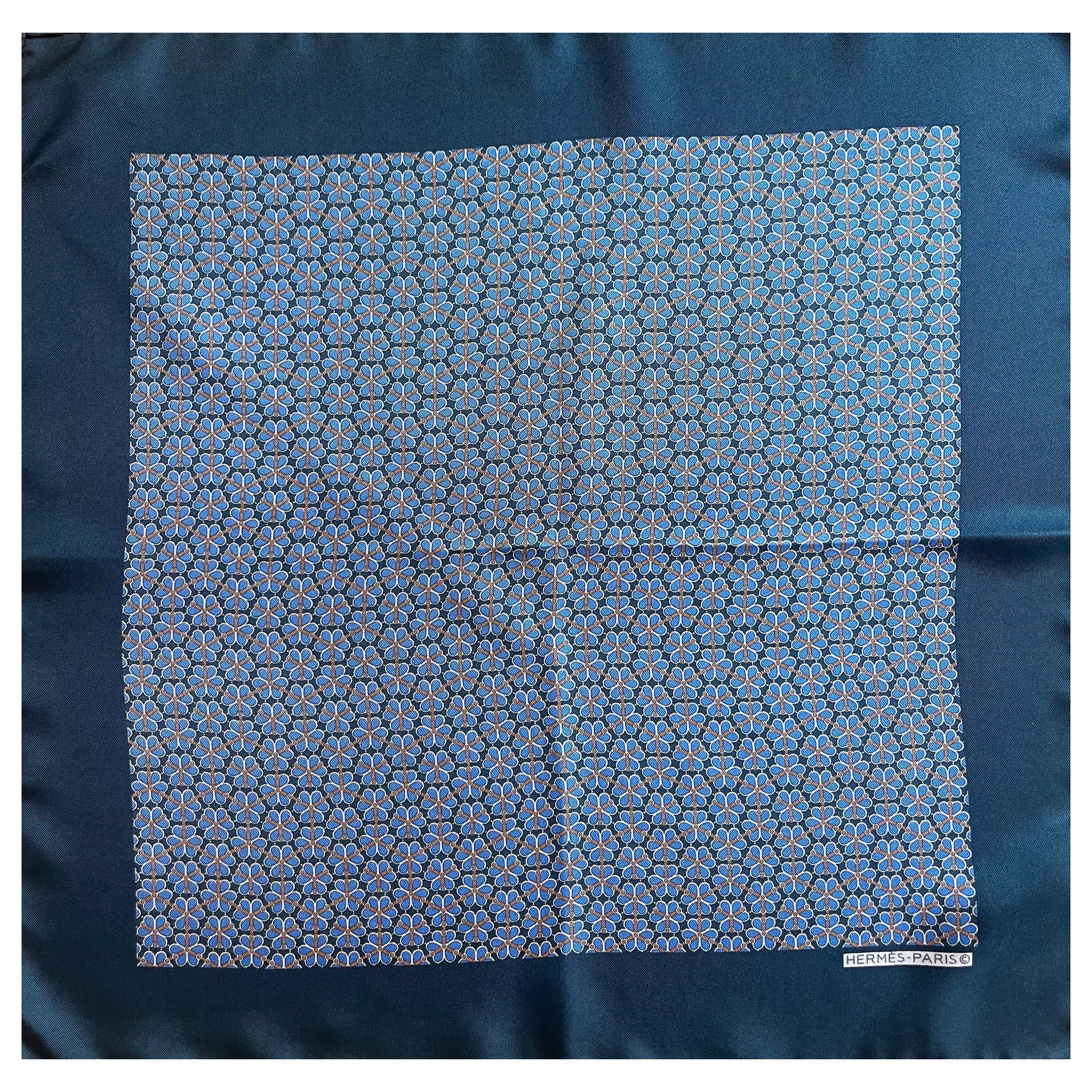 Sciarpa di seta Gavroche di Hermès rosa e blu. in vendita