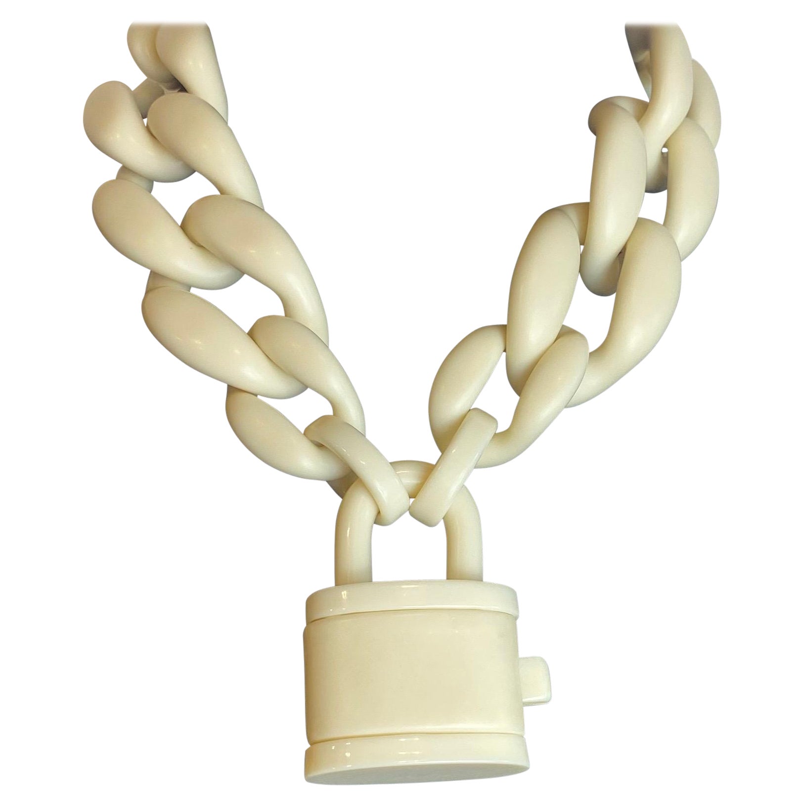 Collana Catena con lucchetto colore avorio. in vendita