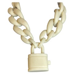 Collana Catena con lucchetto colore avorio.