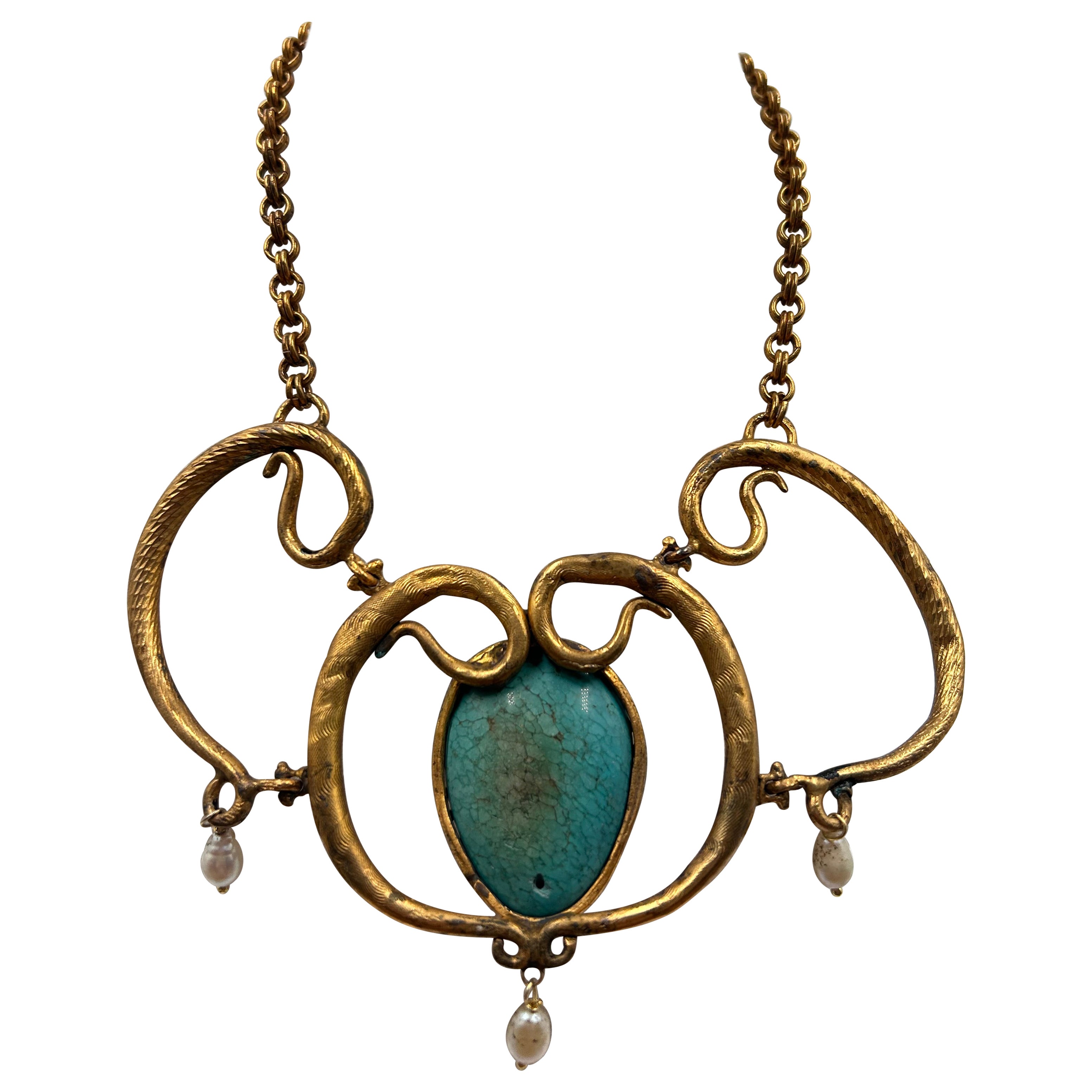 Collar de latón dorado y perlas colgantes en venta
