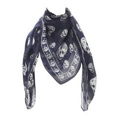 Sciarpa firmata Alexander McQueen con stampa di scheletri in bianco e blu navy