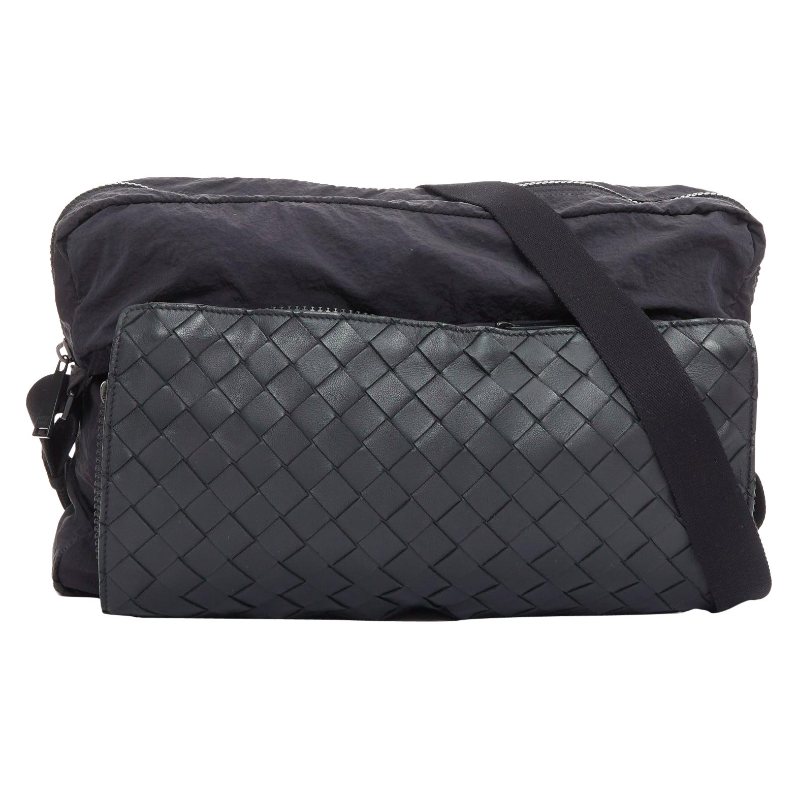 BOTTEGA VENETA Intrecciato Faltbare schwarze Kuriertasche aus gewebtem Leder und Nylon