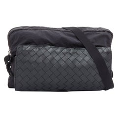 BOTTEGA VENETA Intrecciato Faltbare schwarze Kuriertasche aus gewebtem Leder und Nylon