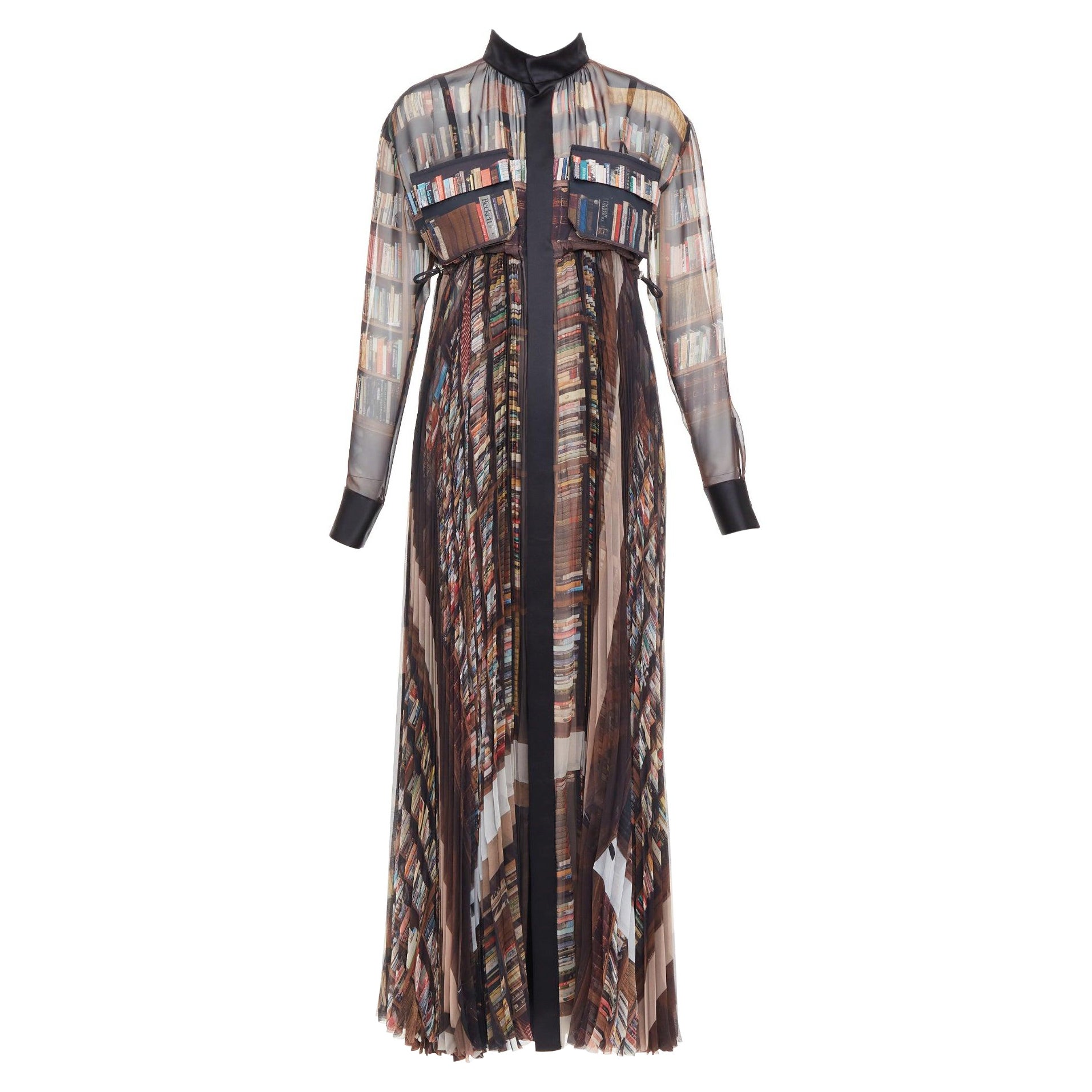 SACAI 2023 Interstellar schwarz mehrfarbig book shelf print plissiertes Kleid JP1 S im Angebot