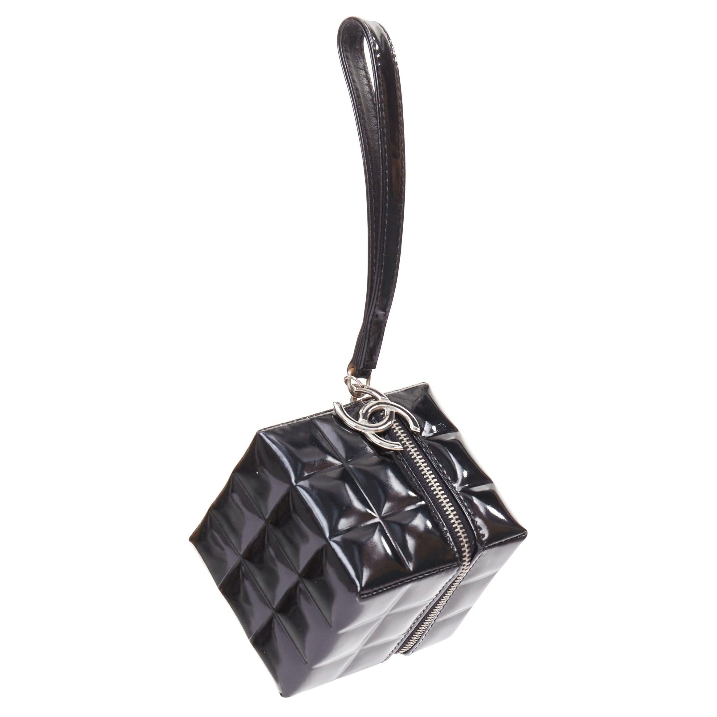 CHANEL 2003 schwarzes Lackleder Rubiks Cube CC Logo Clutch Tasche im Angebot