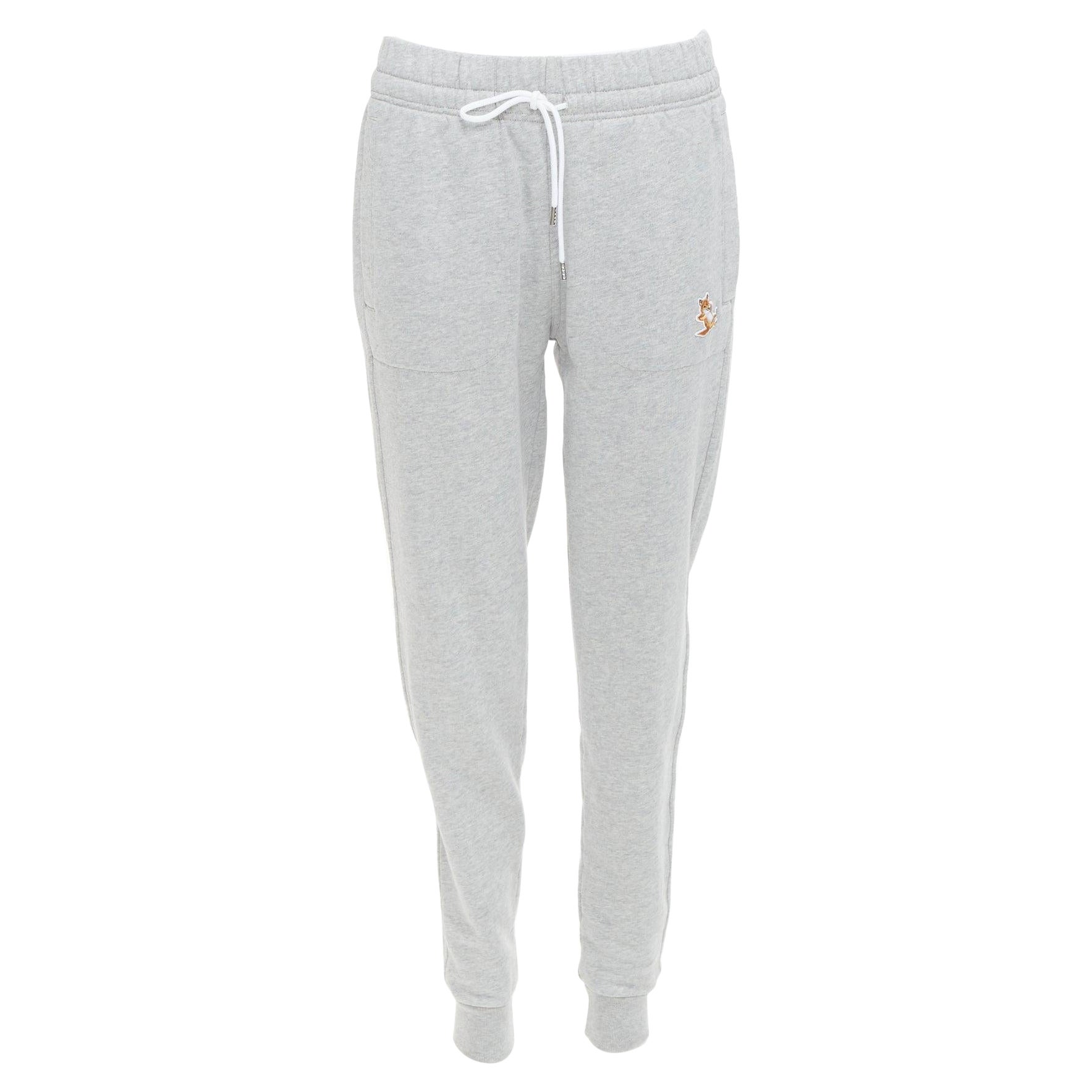 MAISON KITSUNE - Pantalon de jogging fuselé en coton gris avec écusson en renard XS