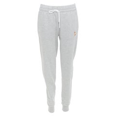 MAISON KITSUNE - Pantalon de jogging fuselé en coton gris avec écusson en renard XS