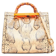 GUCCI Diana NM Kleine Crossbody-Tasche mit Bambusgriff aus geschupptem Leder
