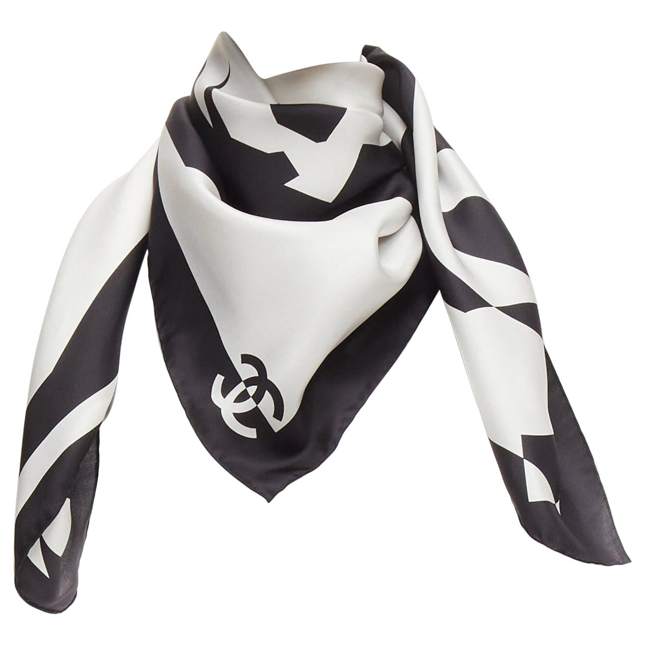 CHANEL 100% seda negro blanco negrita logo CC gráfico abstracto gran pañuelo cuadrado en venta